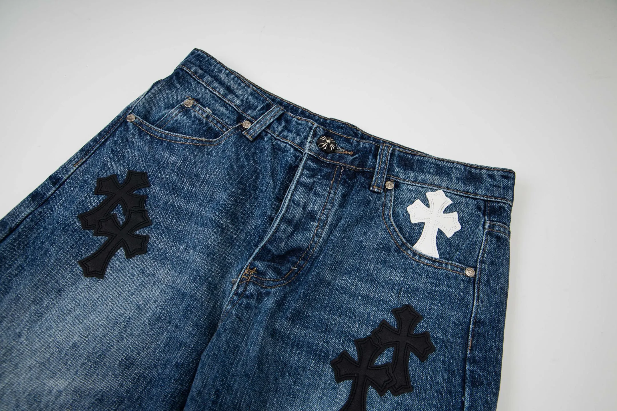 P240 Chrome Hearts Chrome Hearts blue pants, black and white multi-leather jeans, multi-leather label work jeans, ch jeans, all need to be washed and then disassembled and hand-stitched with sheepskin cross leather and then spliced to complete. The whole process is too complicated to describe. About Chrome Hearts This is an extremely luxurious fashion brand that can also be called the nobility of the high street. It has always been an exclusive brand for some hipsters or rich second generations. Compared with ordinary high streets, it is more luxurious and noble. Compared with luxury brands, it is more fashionable and individual. It has always been a brand that I have a special liking for. Style number: 1790# Color: blue Size: 28 30 32 34 36